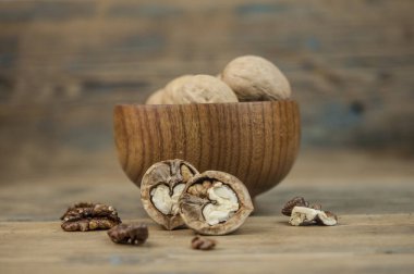 Eski ahşap arka plan üzerinde ceviz Kase