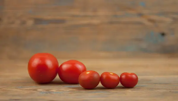Röda Mogna Tomater Rustika Väderbitna Träbord Skörd Ekologiska Grönsaker — Stockfoto