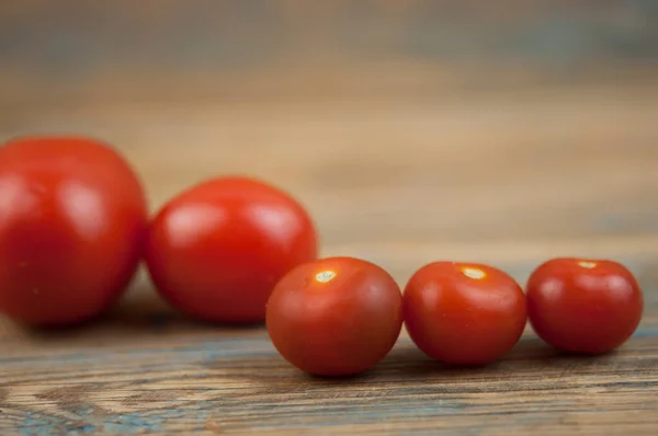 Pomodori Maturi Rossi Tavolo Legno Stagionato Rustico Raccolta Verdure Biologiche — Foto Stock