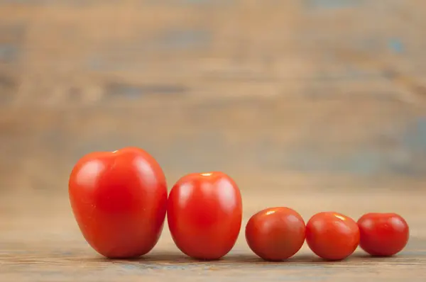 Tomates Maduros Vermelhos Mesa Madeira Weathered Rústica Colheita Produtos Hortícolas — Fotografia de Stock