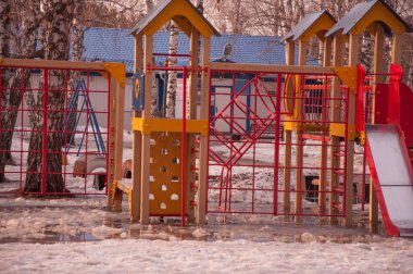 Bahar parkında boş oyun alanı