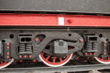 Rusya, Tyumen, Şehir Parkı: Buharlı lokomotifin unsurları - tekerleklere çekiş gücü ileten bir kol mekanizması elementleri içeren buharlı lokomotifin tekerlekleri.