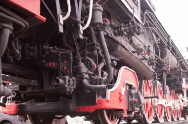 Rusya, Tyumen, Şehir Parkı: Buharlı lokomotifin unsurları - tekerleklere çekiş gücü ileten bir kol mekanizması elementleri içeren buharlı lokomotifin tekerlekleri.