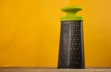 Rendelenmiş sebze yemeği yemek için ayrıntılı rendeleyici bıçak aracını kapatın. Siyah metal rengi. Tek bir set parlak ev aleti, küçük büyük delik keskin basit.