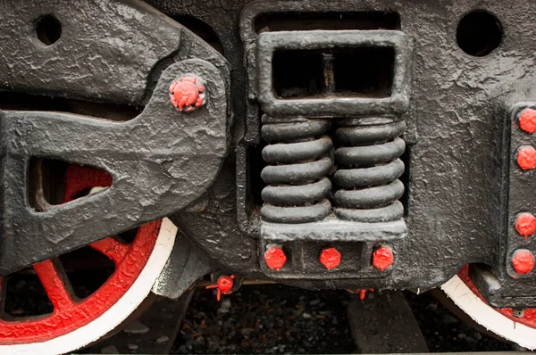 俄罗斯 城市公园 蒸汽机车的元件 蒸汽机车的车轮 带有曲柄连杆机构的元件 可将牵引传递到车轮上 — 图库照片