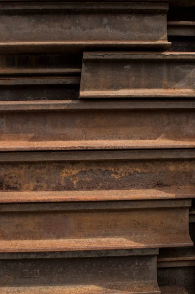 电车轨道用的生锈的开槽轨道堆积如山 — 图库照片