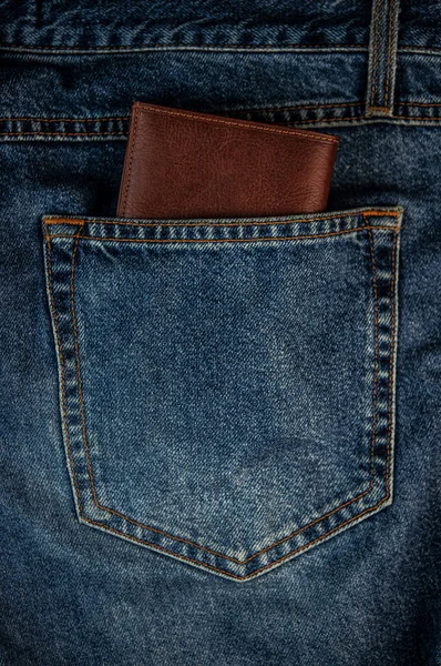 棕色皮夹蓝色短小牛仔裤的后口袋嬉皮士现代生活方式排版插入文字 — 图库照片