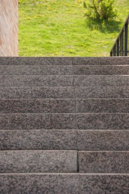 Taş merdivenler ve kırmızı tuğla duvar