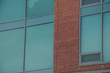 Cam duvar modern ofis binası içinde bulutlu gökyüzü yansıması