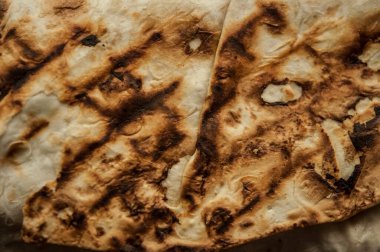 Ev konseptinde mutfak masasında tavuk dürümü pişirme süreci. Ev yapımı kebap yakın çekim. Taze lavaş ya da içinde besleyici maddeler olan bir rulo shawarma sandviçi..