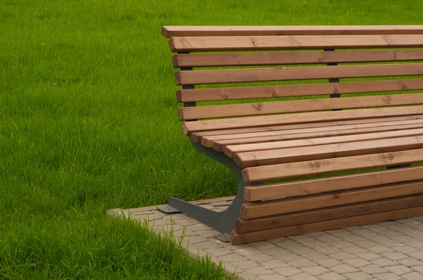 Lege Houten Bank Groen Gras Het Stadspark Zomer Zonnige Dag — Stockfoto