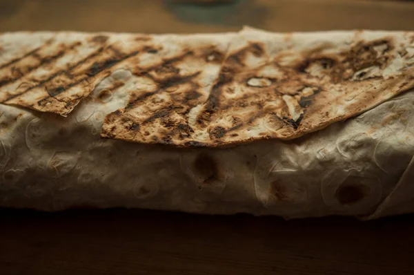 Konseptinde Mutfak Masasında Tavuk Dürümü Pişirme Süreci Yapımı Kebap Yakın — Stok fotoğraf