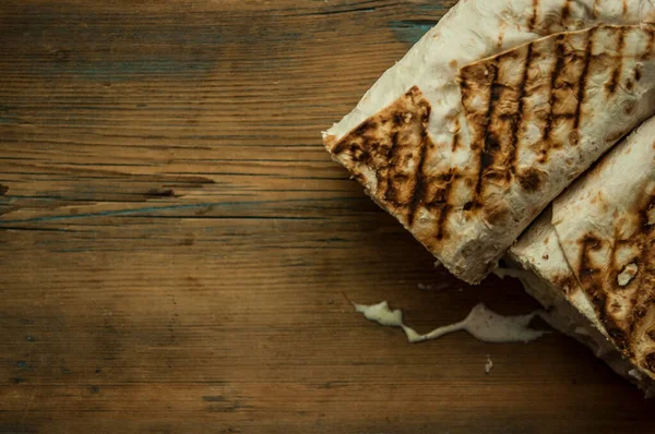 Processo Cozinhar Envoltório Frango Mesa Cozinha Casa Conceito Kebab Caseiro — Fotografia de Stock