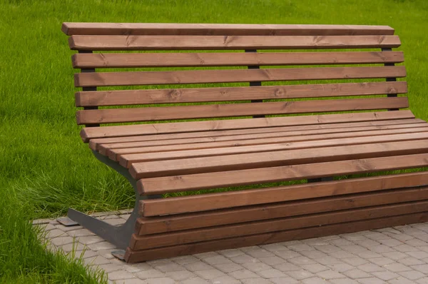 Leere Holzbank Auf Grünem Rasen Stadtpark Sonnigen Sommertagen Öffentlicher Stuhl Stockbild