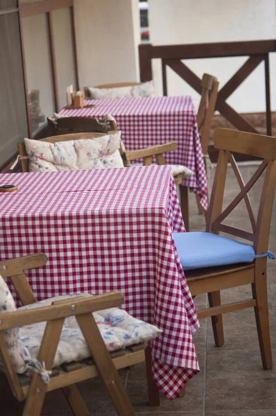 Empty Tables Plaid Tablecloth Brick Wall Trees Flowers — Stock Photo, Image