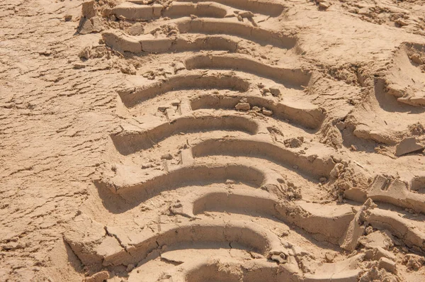 Spur Eines Traktors Oder Lkw Auf Sand Ockerfarbenen Tönen Fußabdruck — Stockfoto