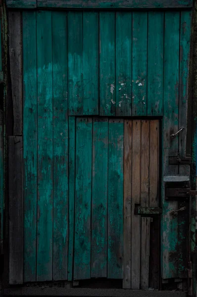 Oude Donkere Houten Rustieke Look Schuurdeuren Metalen Scharnieren Slothouders Geplaatst — Stockfoto