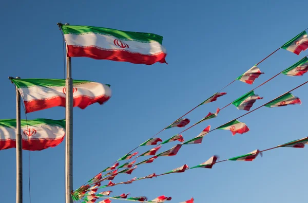 Iranische Flaggen gegen blauen Himmel im Wind — Stockfoto