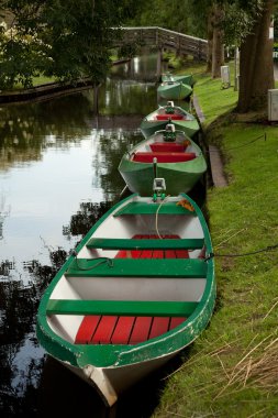 Giethoorn kanal renkli tekneler