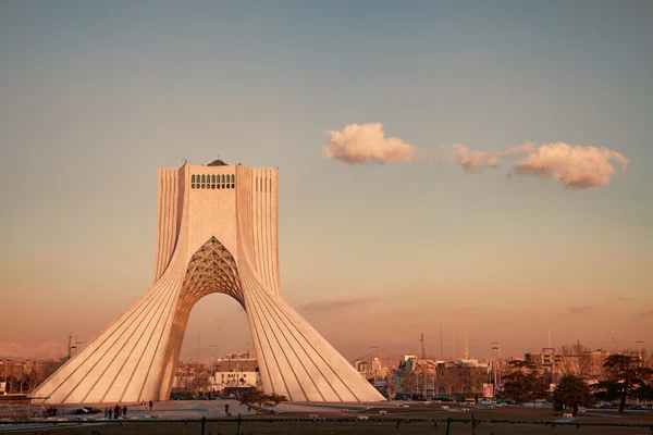 Teheran mijlpaal in zonsondergang — Stockfoto