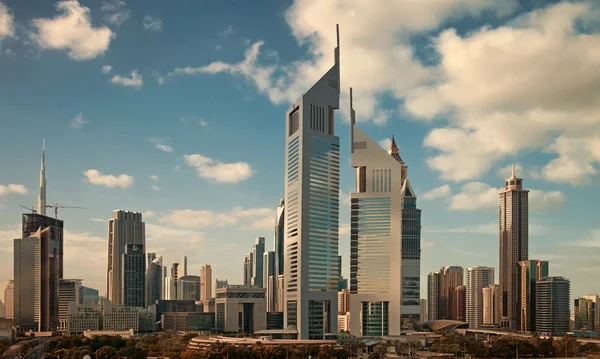 Wolkenkrabbers van de skyline van dubai — Stockfoto
