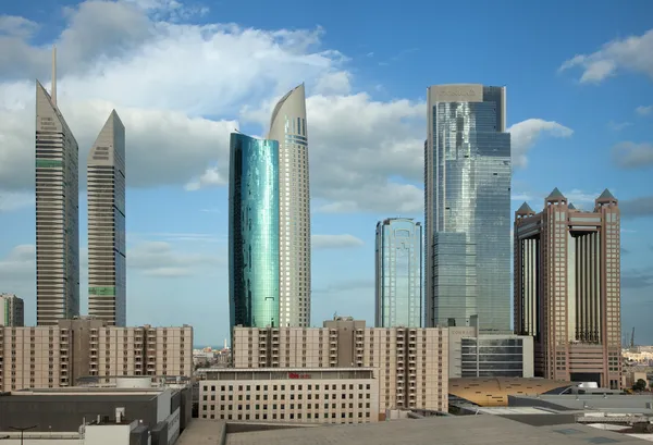 Dubai Skyline contra céu azul — Fotografia de Stock