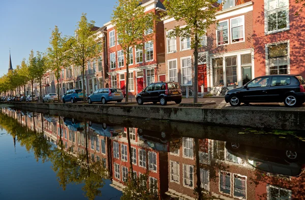 Colorful Buildings of Delft and Their Reflection in Canal — Stock Photo, Image