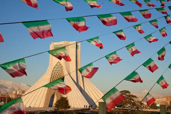 Azadi Anıtı ve kutlama iran Tahran'da bayraklar.
