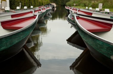 Kanal üzerinde park edilmiş tekneler
