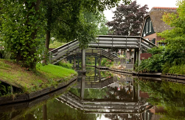 Giethoorn Kanallar üzerinde ahşap köprüler, yansıması — Stok fotoğraf