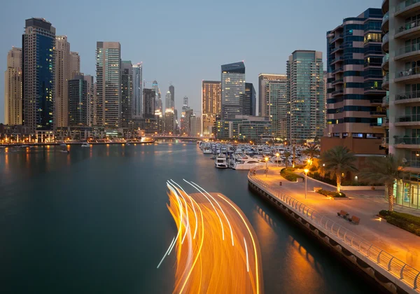 Barco Passando no Canal de Dubai Marina no crepúsculo — Fotografia de Stock