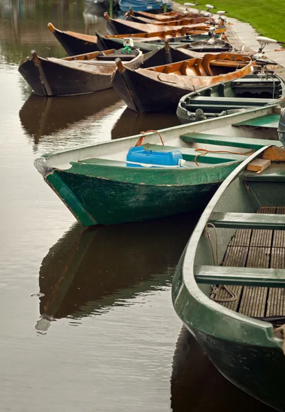 Старі човни припарковані в каналі — стокове фото