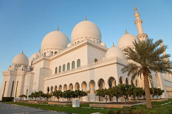 Abu Dhabi Sheikh Zayed Mesquita Exterior à luz do dia — Fotografia de Stock