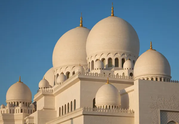 Cupole di marmo bianco di Abu Dhabi Sheikh Zayed Mosque — Foto Stock