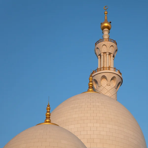 Zwei Kuppeln und ein Minarett der abu dhabi Scheich-Zayed-Moschee — Stockfoto