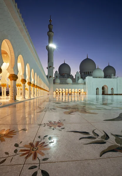 Noční snímek z Abú Dhabí mešita šejka Zayeda — Stock fotografie