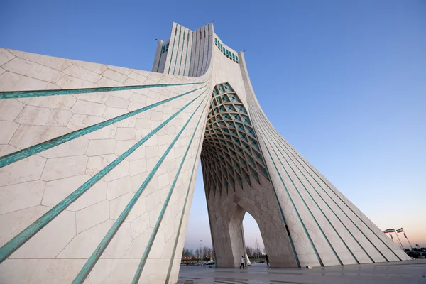 Azadi-Denkmal Seitenperspektive in der Dämmerung — Stockfoto