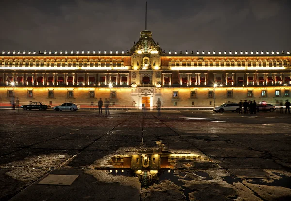 Nationale paleis in plaza de la constitucion van mexico-stad bij nacht — Stockfoto