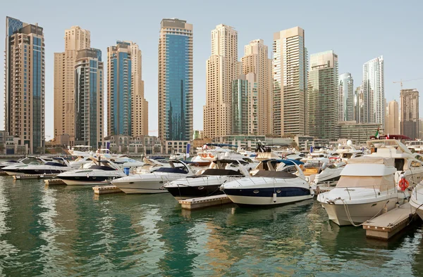 Luxusní jachty a čluny před dubai marina mrakodrapy — Stock fotografie