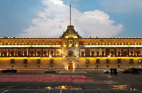 Palais national illuminé à Zocalo de Mexico Images De Stock Libres De Droits