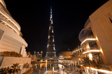 Uluslararası Dubai Kongre ve Sergi Sarayı gece dubai alışveriş merkezinden vurdu