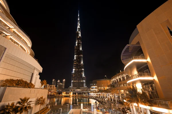Burj khalifa nacht schot van dubai mall — Stockfoto