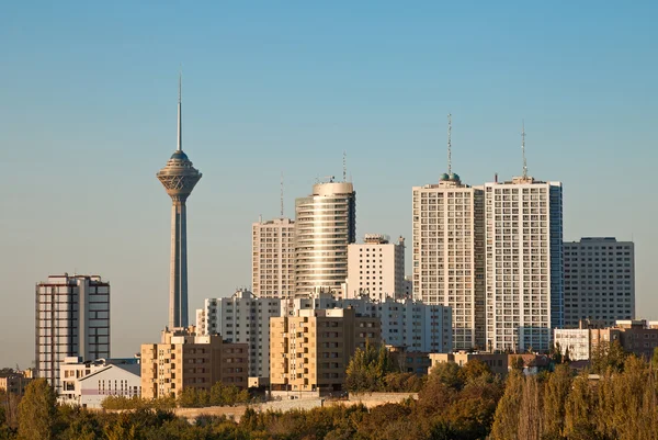 Tahran manzarası ve sabah ışık içinde gökdelenler — Stok fotoğraf