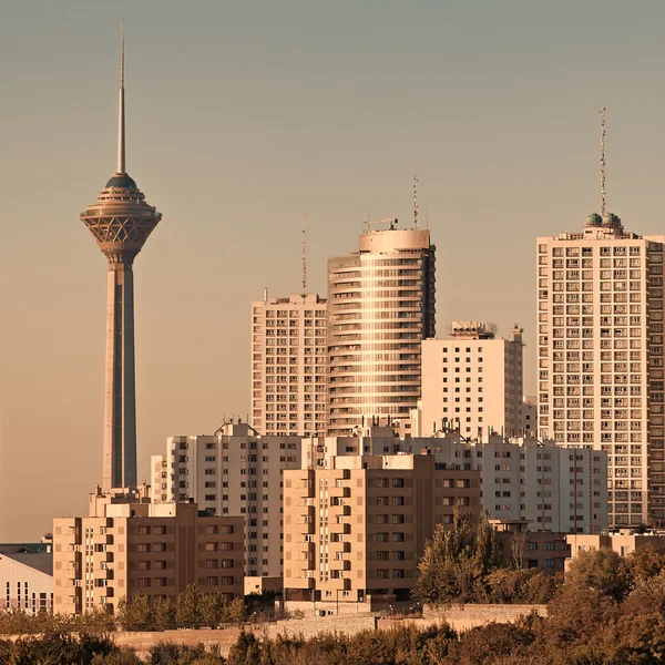 夕日にテヘランのスカイライン — ストック写真