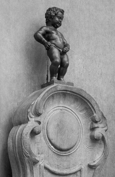 Wahrzeichen von Brüssel, die Statue des Manneken pis — Stockfoto