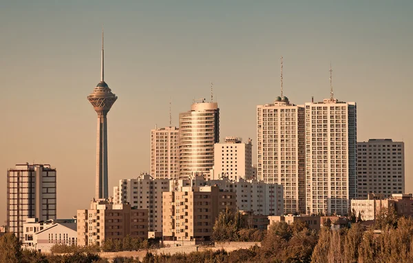 Milad toren en wolkenkrabbers in Teheran skyline — Stockfoto