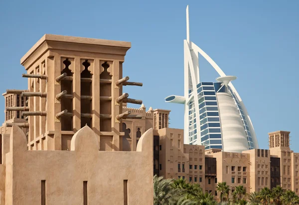 Edificios de estilo árabe tradicional de Dubai en Madinat Jumeirah — Foto de Stock