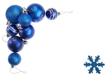 izole mavi Noel topları ve dekoratif çerçeve kenarlığını oluşturan kar tanesi