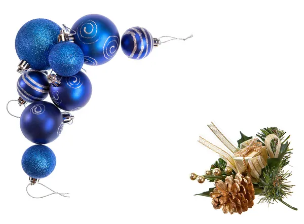 Bauble decorativi natalizi blu e cono di pino dorato che formano una cornice natalizia — Foto Stock