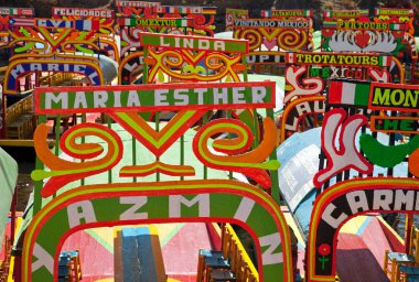 Meksika xochimilco renkli tekneler